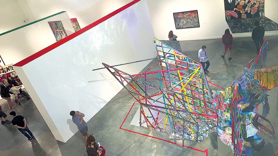 Vista parcial de la exposición Mirada prospectiva de Luis Felipe Noé.