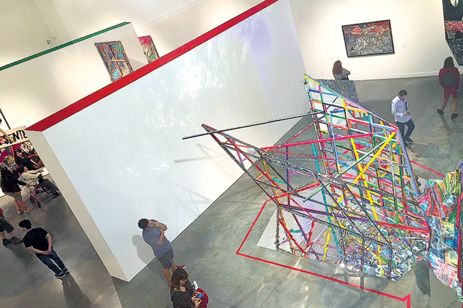 Vista parcial de la exposición Mirada prospectiva de Luis Felipe Noé.