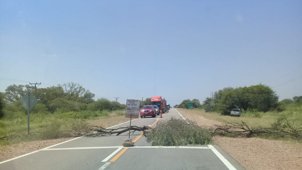 Corte de ruta de la comunidad Las Llanas 