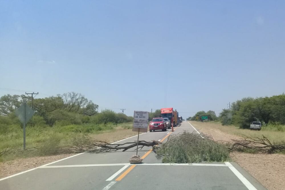 Corte de ruta de la comunidad Las Llanas