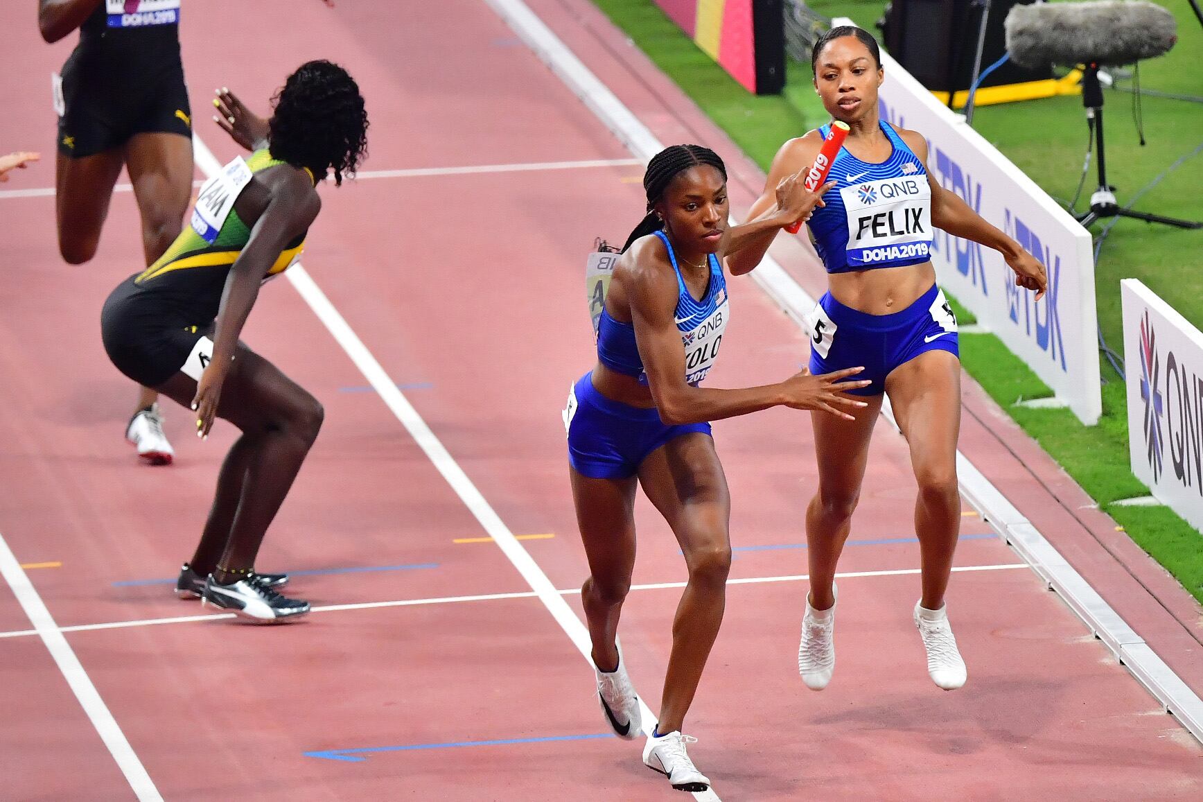 Felix pasa la posta en la carrera que le significó su medalla número 13.