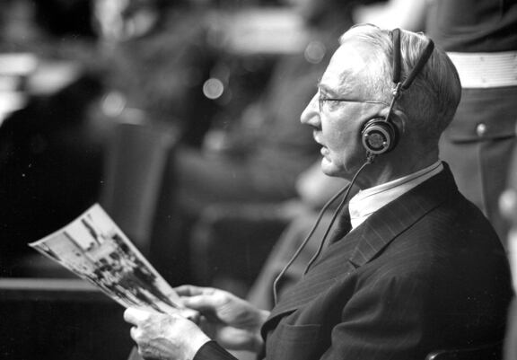 El banquero Hjalmar Schacht, ministro de Economía de Hitler, en el juicio de Nuremberg: capital financiero al servicio de un genocida.