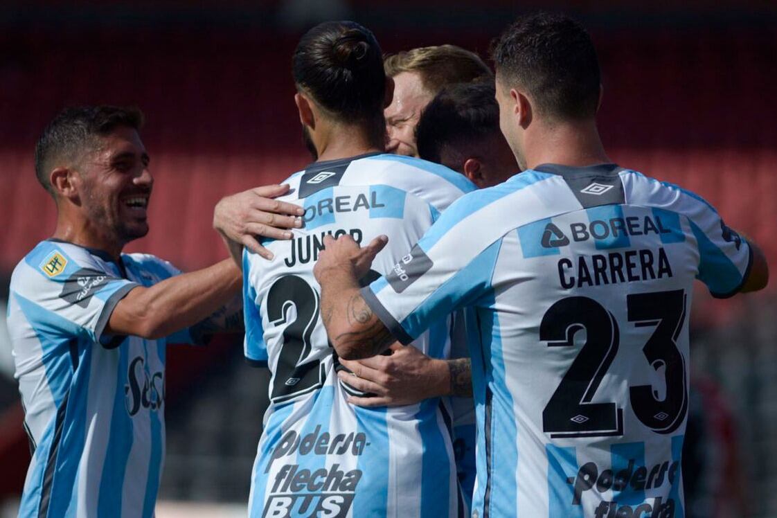 El Decano festeja su éxito en el Parque Independencia ante Newell's