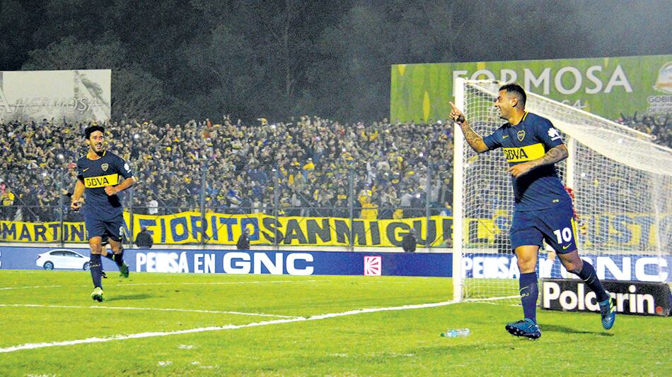 El colombiano Cardona festeja el segundo gol xeneize.