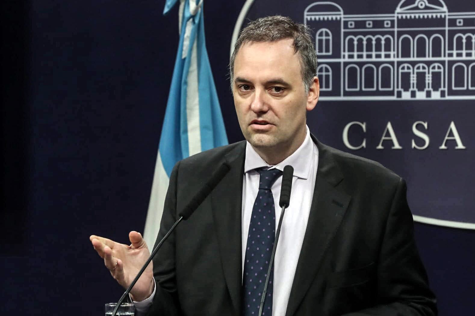 Se rumorea que Adorni podría intentar hacer malabares y mantener su puesto como vocero de Milei de manera "ad honorem"