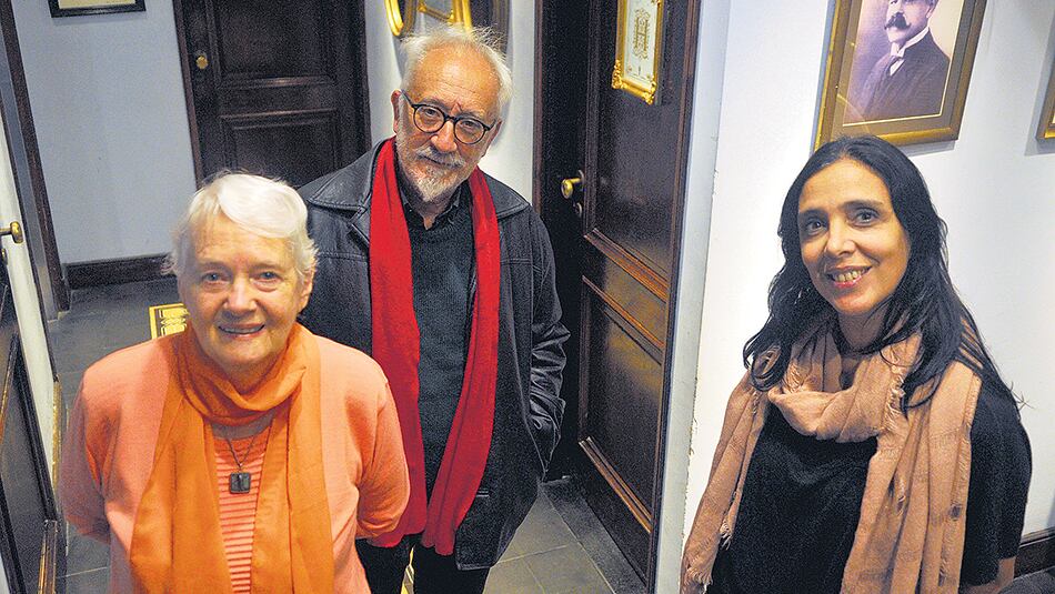 El ilustrador Luis Scafati y la escritora Laura Devetach, junto a Verónica Parodi, del ECuNHi.
