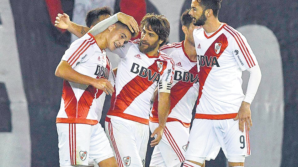Tras el gol, Ponzio y Larrondo abrazan a Martínez Quarta.