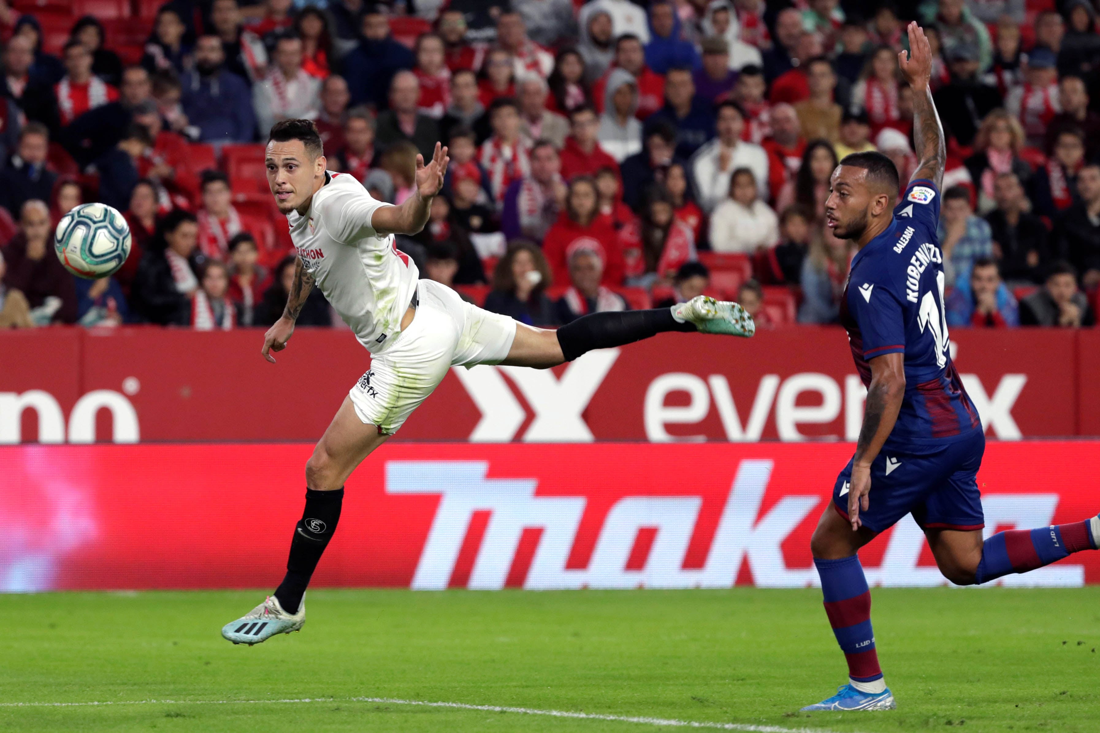 Ocampos fue titular en el Sevilla.