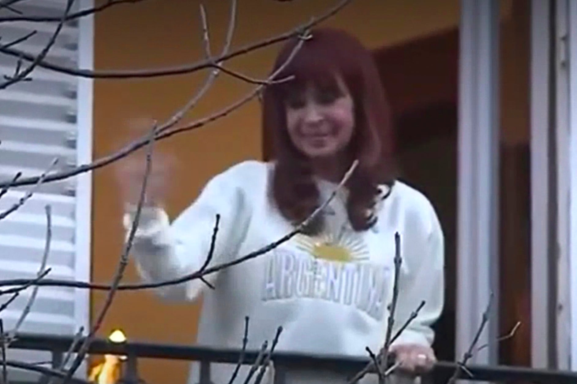 Cuando finalizó el acto en Parque Lezama un grupo fue a saludar a Cristina, que salió al balcón.