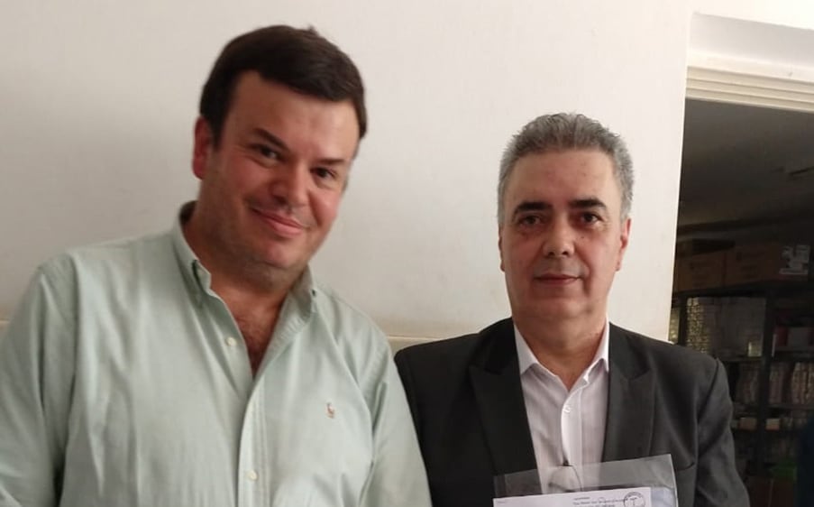 Oviedo (derecha), cuando asumió, junto al secretario de Salud, Antonio de los Ríos