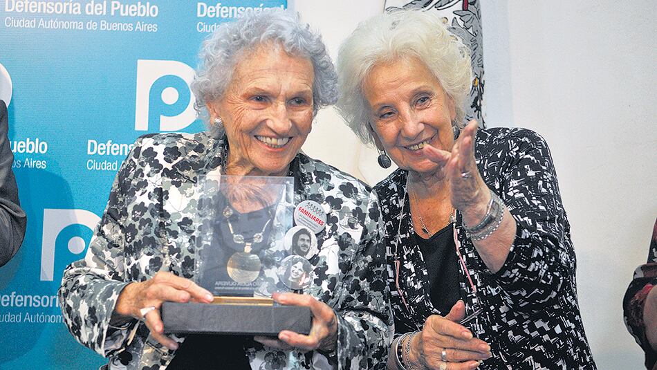 Lita Boitano, de Familiares de Desaparecidos y Detenidos por Razones Políticas, con Estela Carlotto.