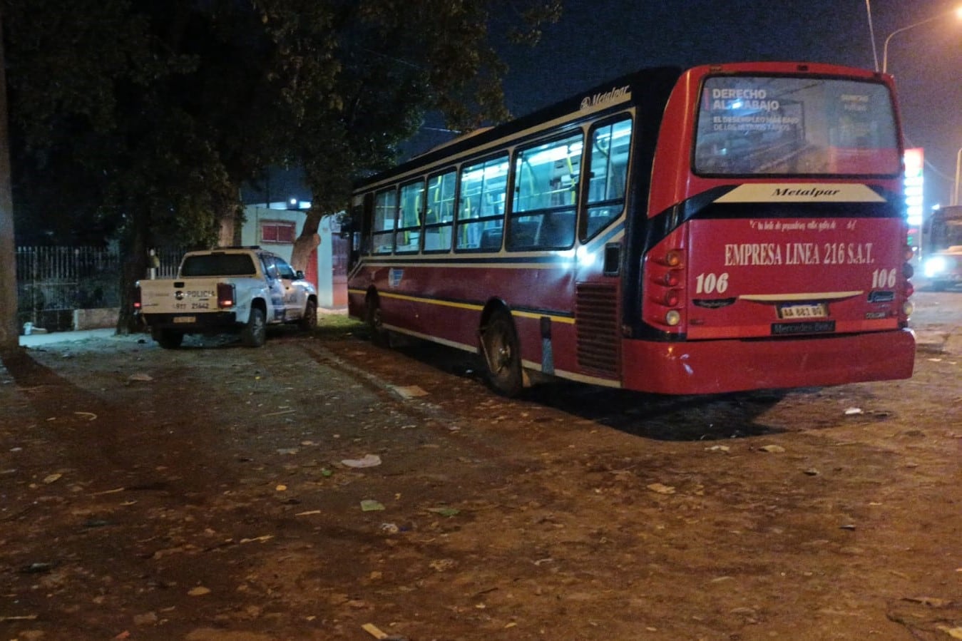 El interno 106 de la línea 236 chocó contra una Renault Kangoo porque el chofer del colectivo fue agredido por un pasajero.