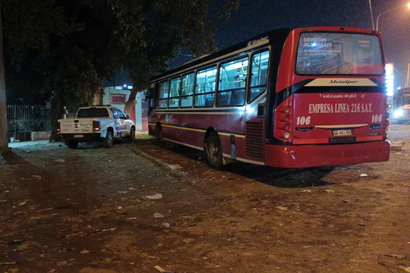 El interno 106 de la línea 236 chocó contra una Renault Kangoo porque el chofer del colectivo fue agredido por un pasajero.