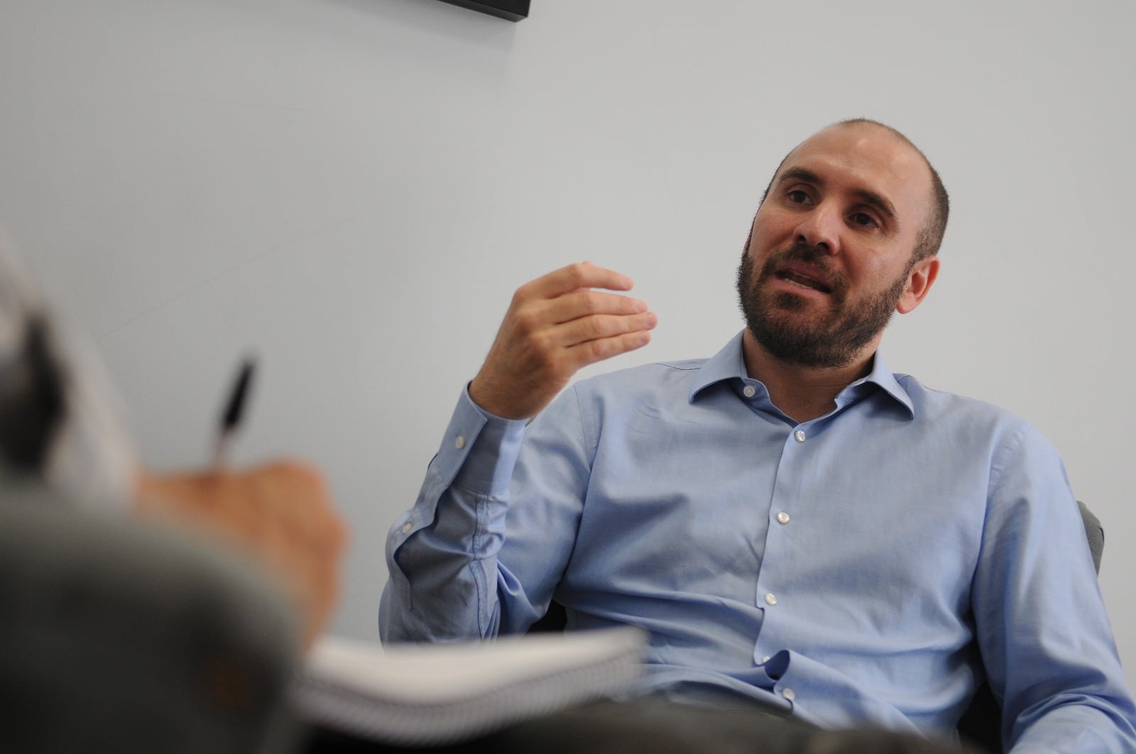 Martín Guzmán, en su despacho desde donde dirigirá su propio "think tank": Suramericana