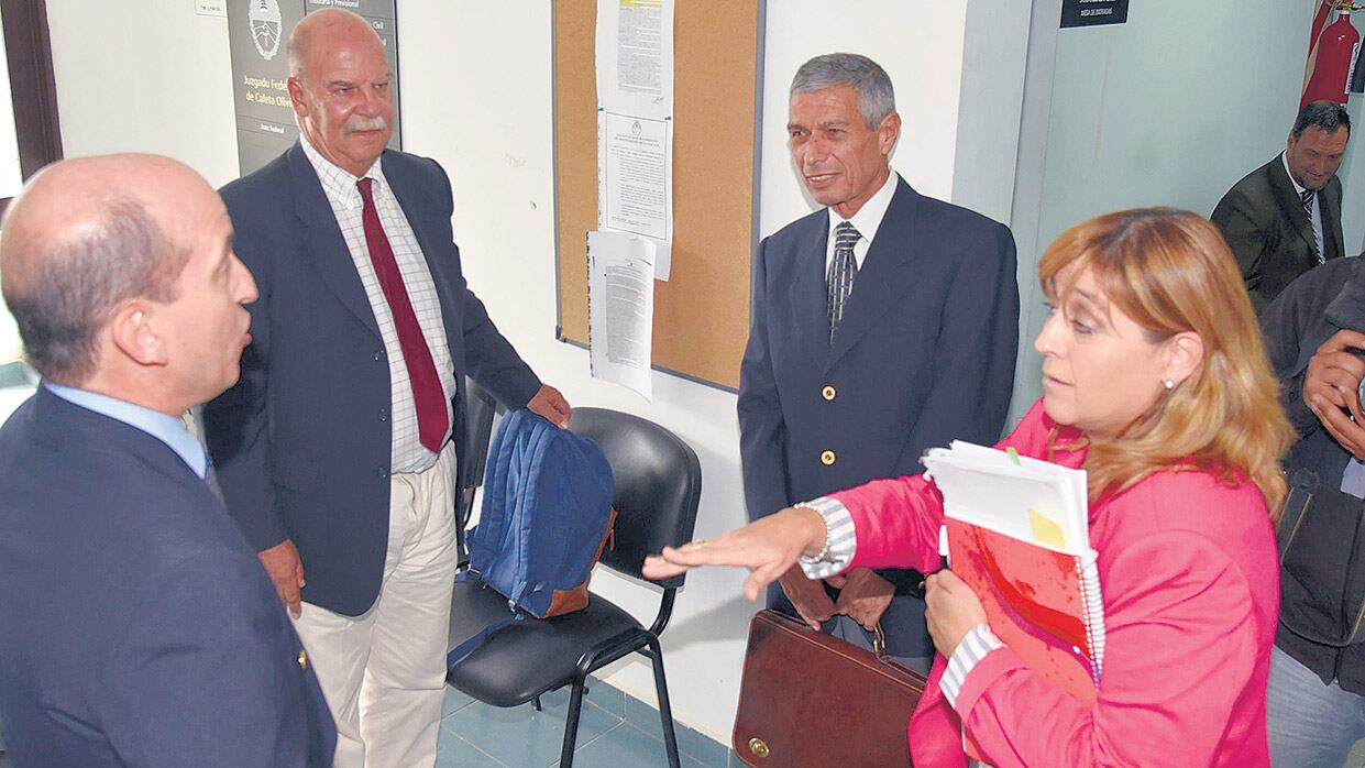 A la izquierda, el ex auditor Lezana; a su lado, el actual, Pérez Bacchi. La jueza Yáñez y un abogado de la Armada que no se les despegaba.