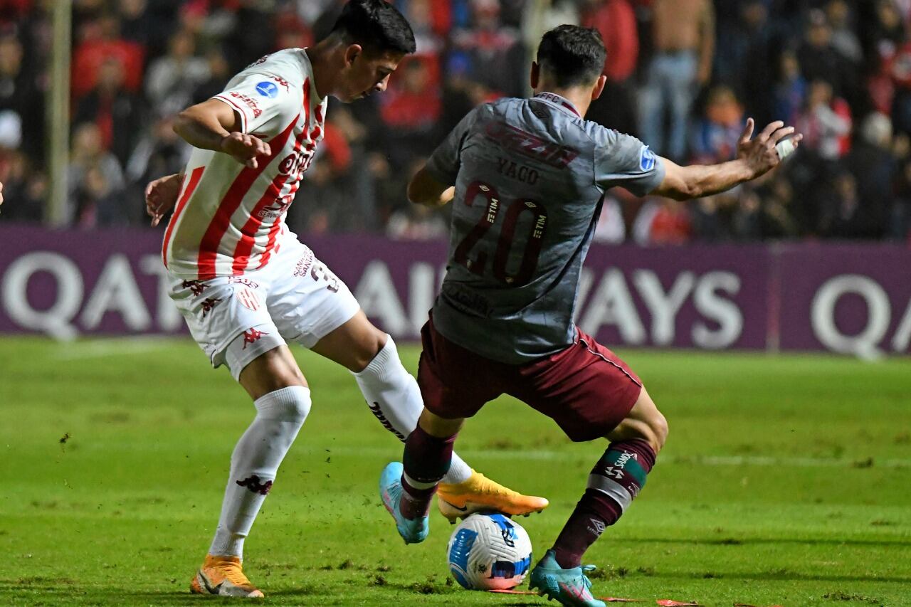 Esquivel disputa la pelota con Yago Felipe.