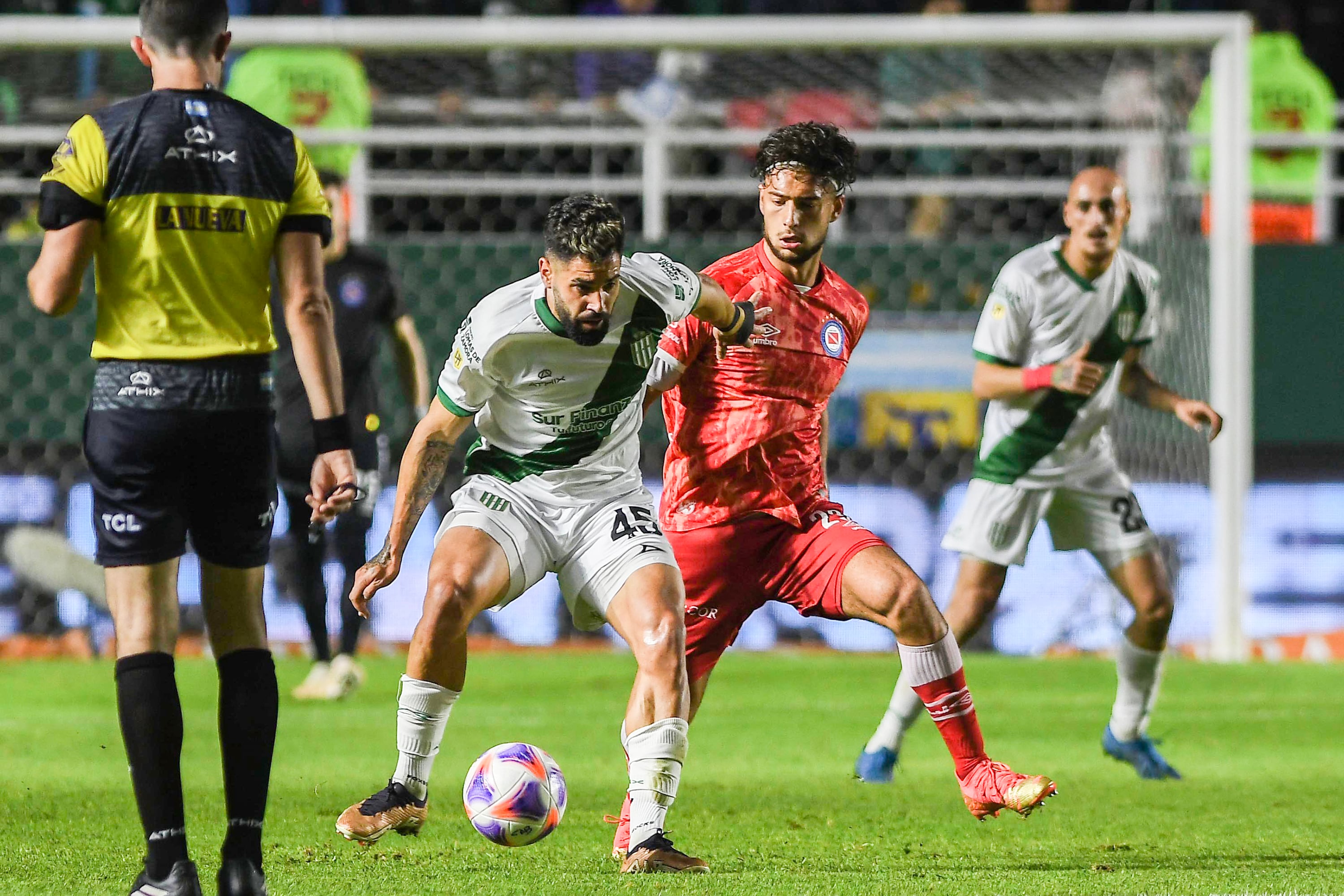 Milton Giménez, goleador y figura de este Banfield