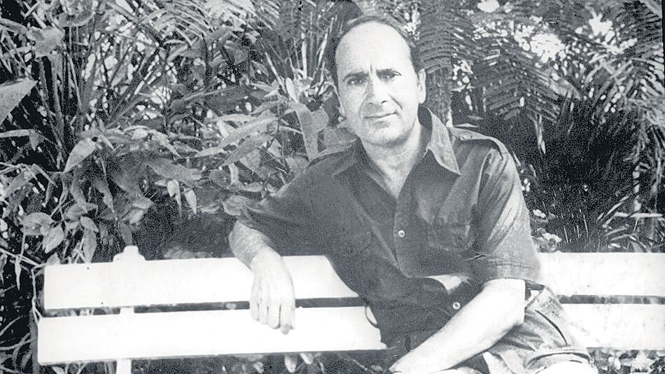 Album Puig incluye hasta una radiografía del tórax del escritor.