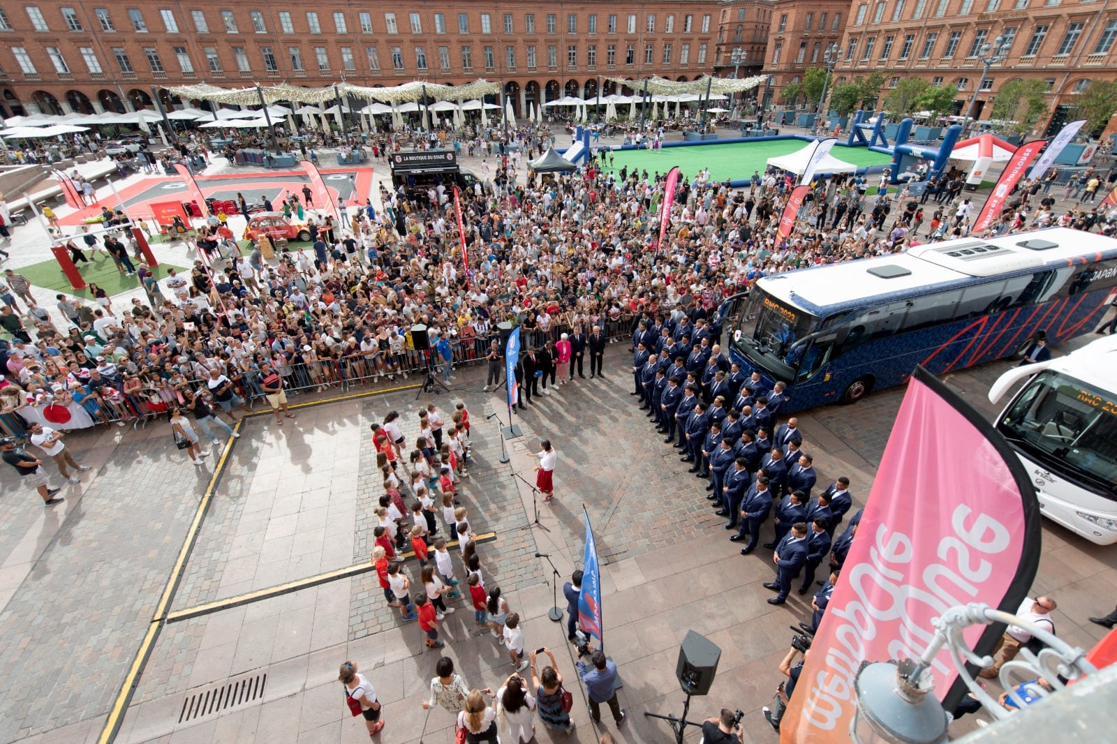 Los jugadores de Japón llegan a una ceremonia de bienvenida