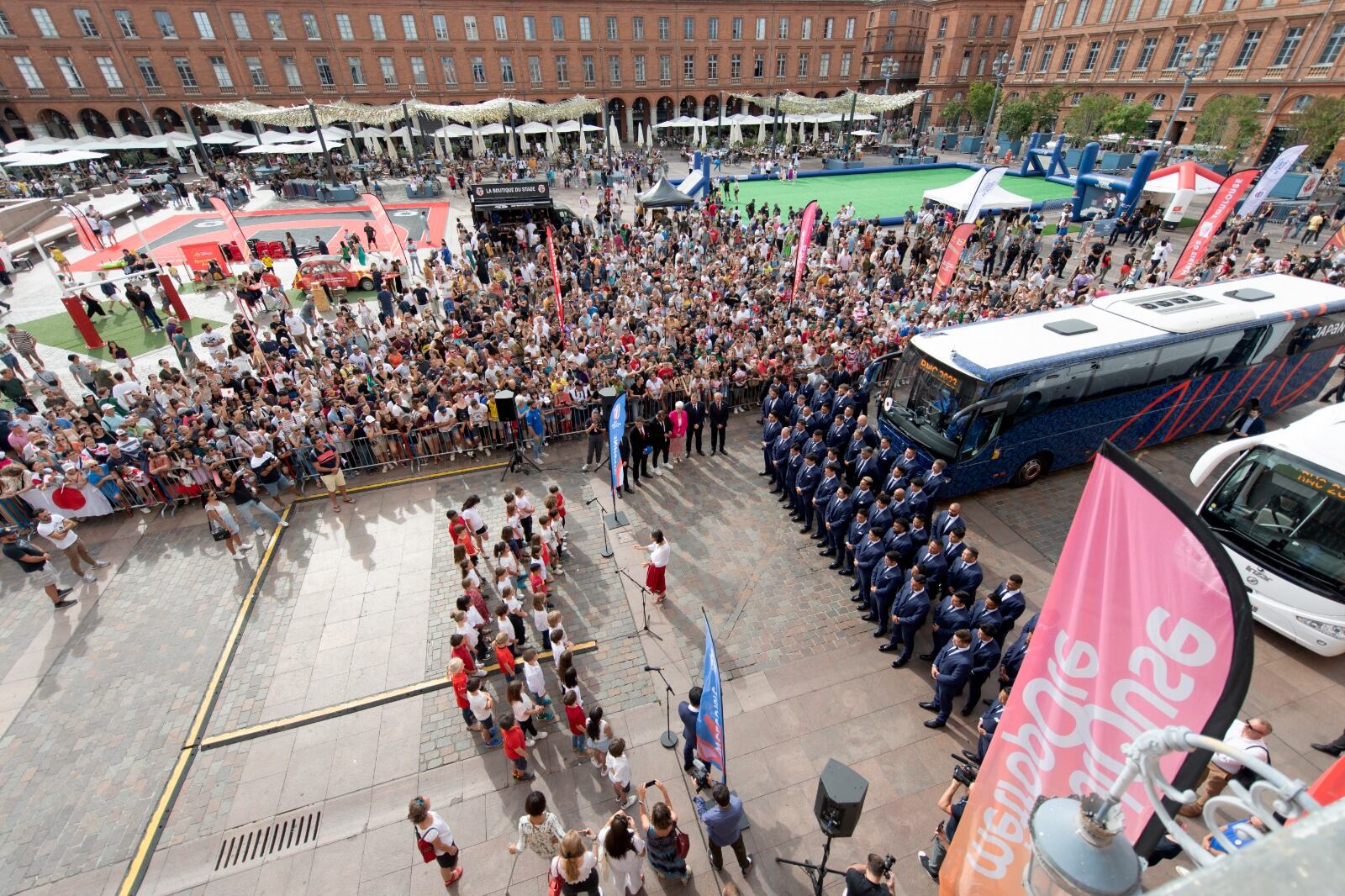 Los jugadores de Japón llegan a una ceremonia de bienvenida