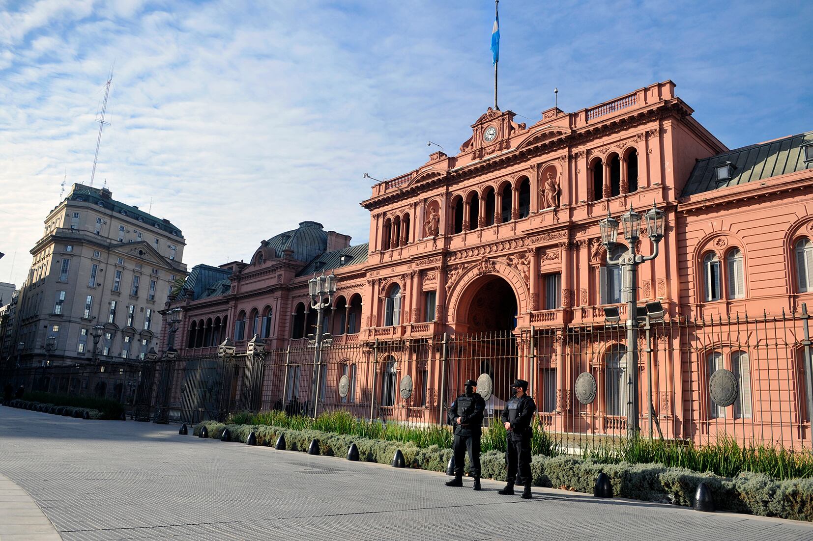 El Estado produce bienes y servicios en muchos sectores de la economía. 