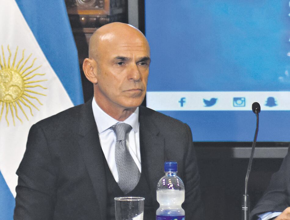 Hasta los legisladores del oficialismo aprobaron la citación para que el jefe de los espías dé explicaciones.