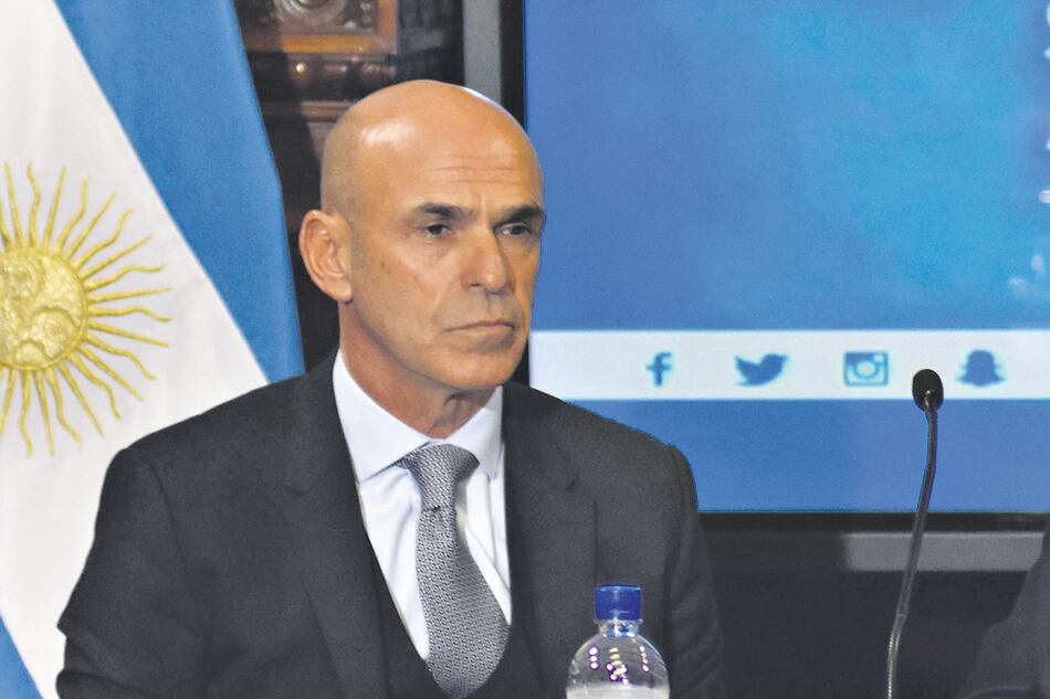 Hasta los legisladores del oficialismo aprobaron la citación para que el jefe de los espías dé explicaciones.