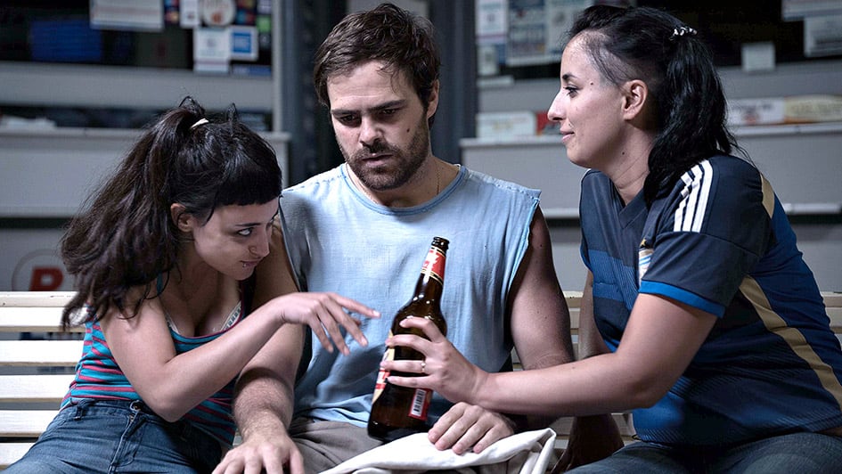 El tratamiento de imagen hace que Un gallo para Esculapio “transpire” conurbano.