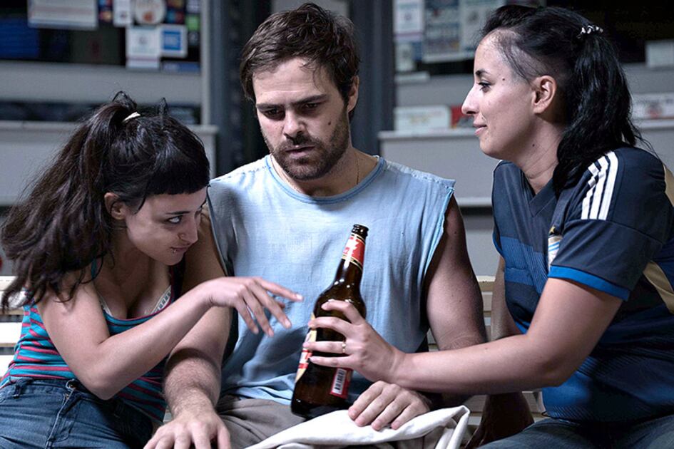 El tratamiento de imagen hace que Un gallo para Esculapio “transpire” conurbano.