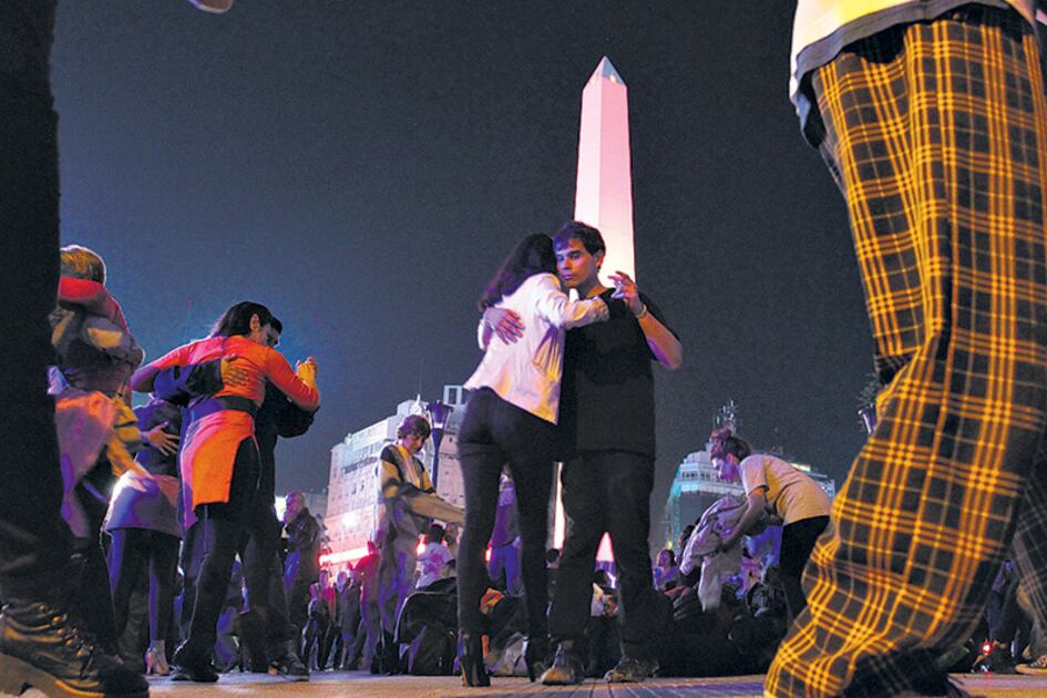 Bailarines profesionales y habitués de las milongas confluyeron en la manifestación.