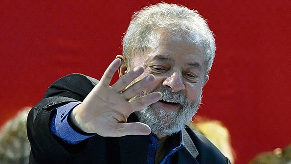“Estamos presenciando retrocesos en el mundo y de manera mucho más grave en mi país”, dijo Lula en una carta leída en Sudáfrica.