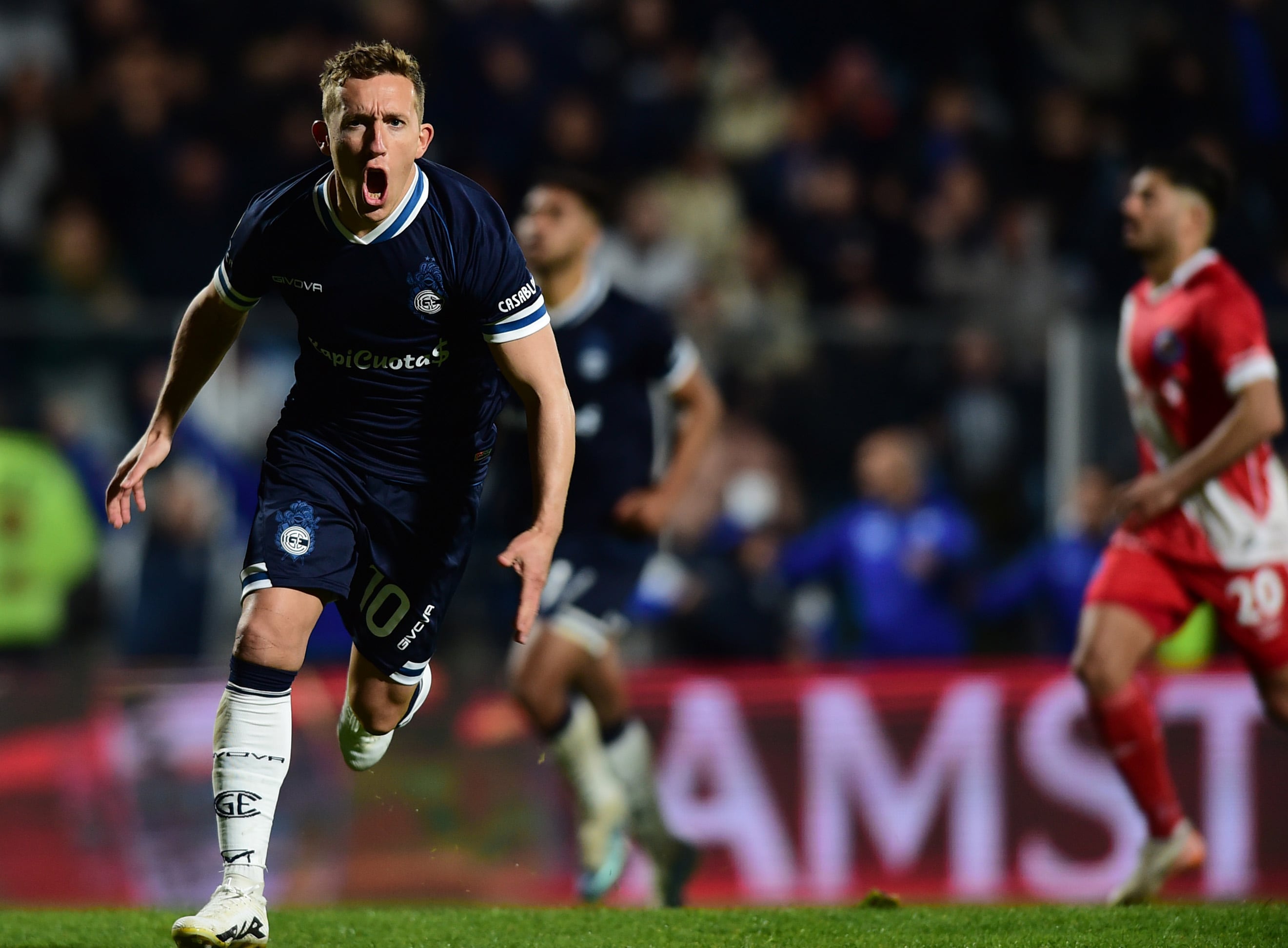 De Blasis ya marcó el penal que le dio el triunfo al Lobo platense