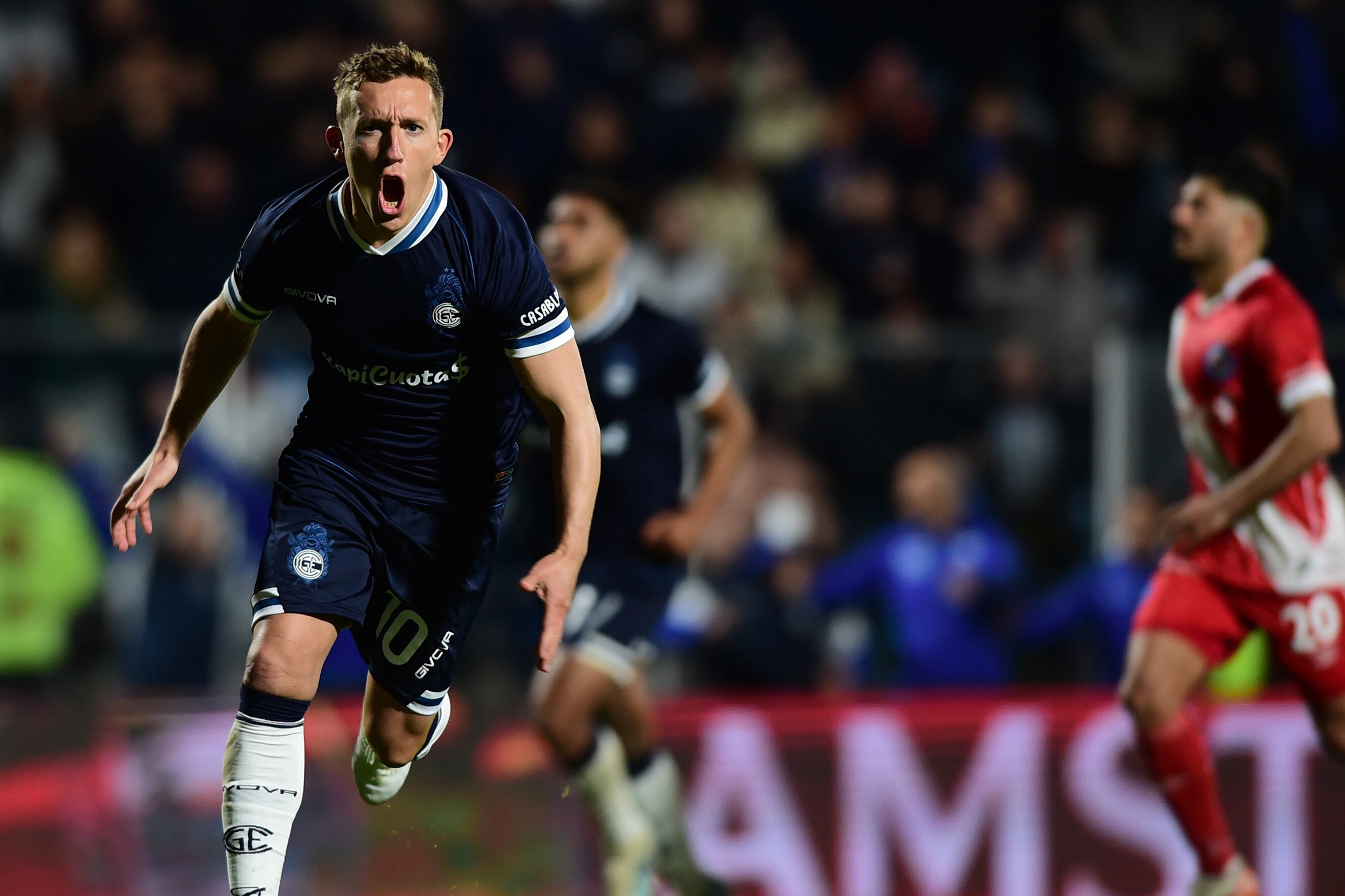 De Blasis ya marcó el penal que le dio el triunfo al Lobo platense