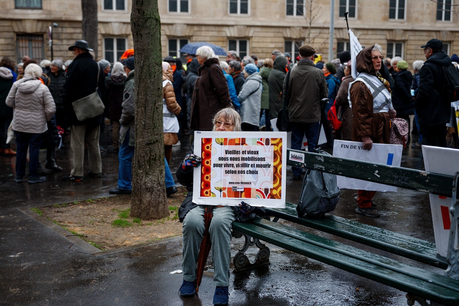 "Nos reunimos para vivir y morir según nuestras elecciones", dice el cartel frente a la Asamblea.