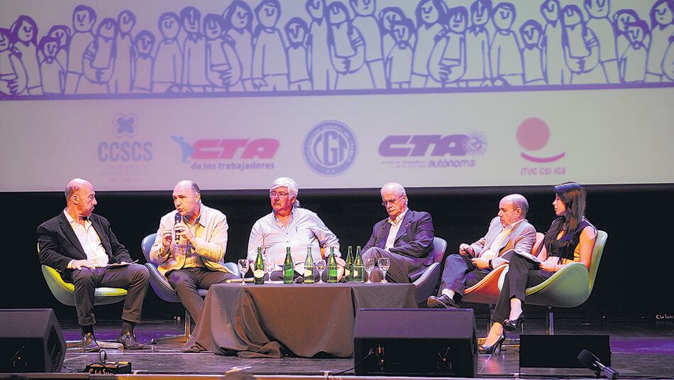 En el cierre de la Cumbre de los Pueblos hubo un claro rechazo al ajuste que impulsa Macri.