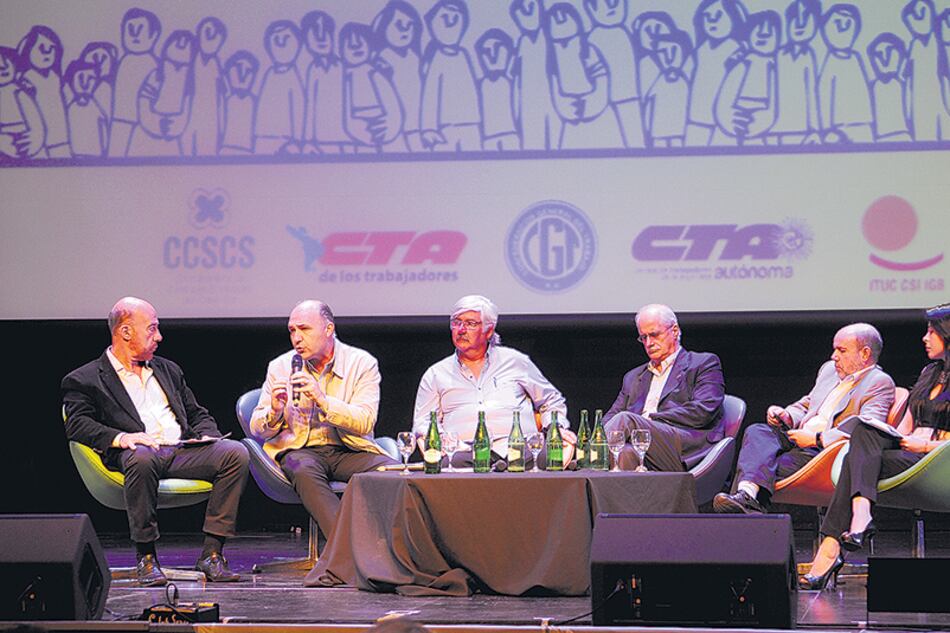 En el cierre de la Cumbre de los Pueblos hubo un claro rechazo al ajuste que impulsa Macri.