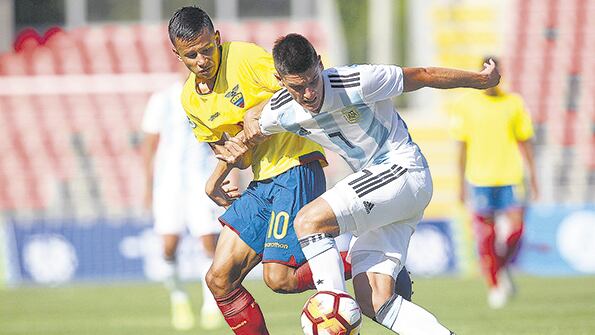 Francesco Lo Celso se lleva la pelota ante el ecuatoriano Rezabala.
