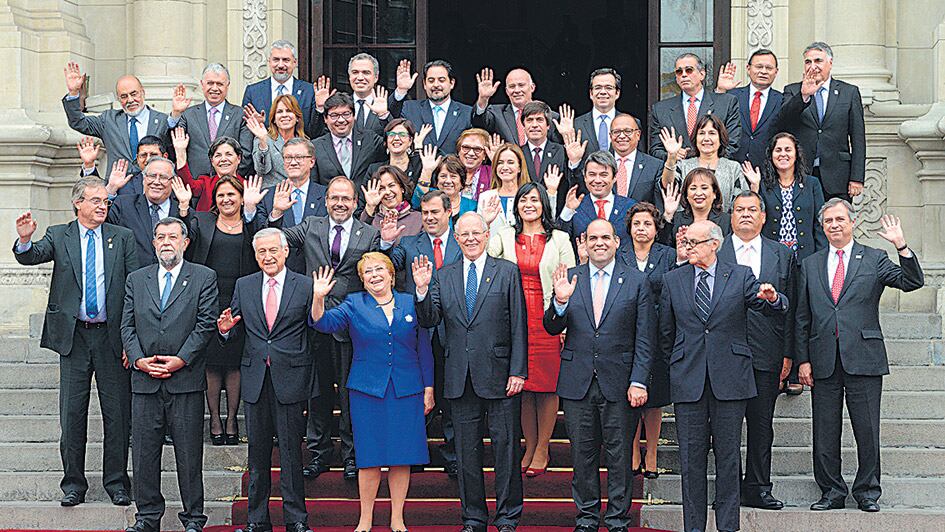 Bachelet y Kuczynski (primera fila, centro) posan junto a sus ministros en Lima.