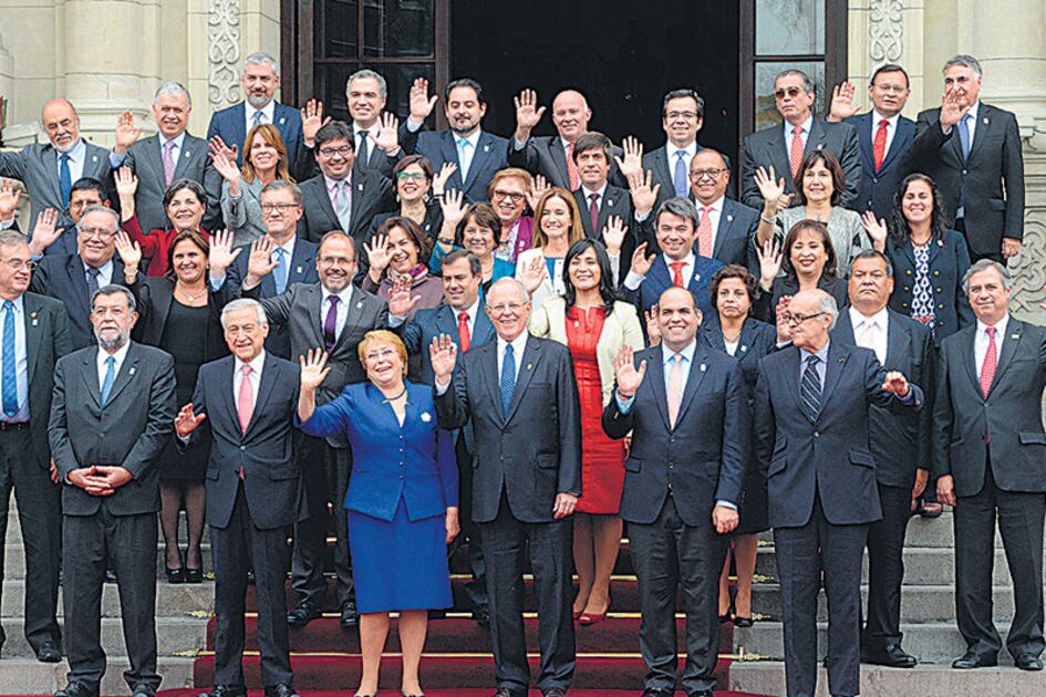 Bachelet y Kuczynski (primera fila, centro) posan junto a sus ministros en Lima.