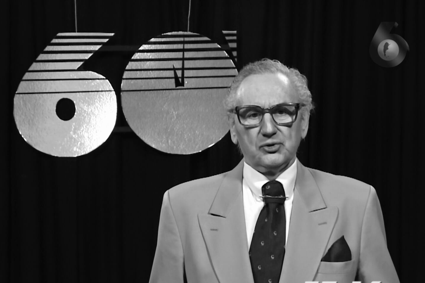 “60 minutos antes de la medianoche” remite a "Hora clave" y a su padre putativo, "Tiempo nuevo".