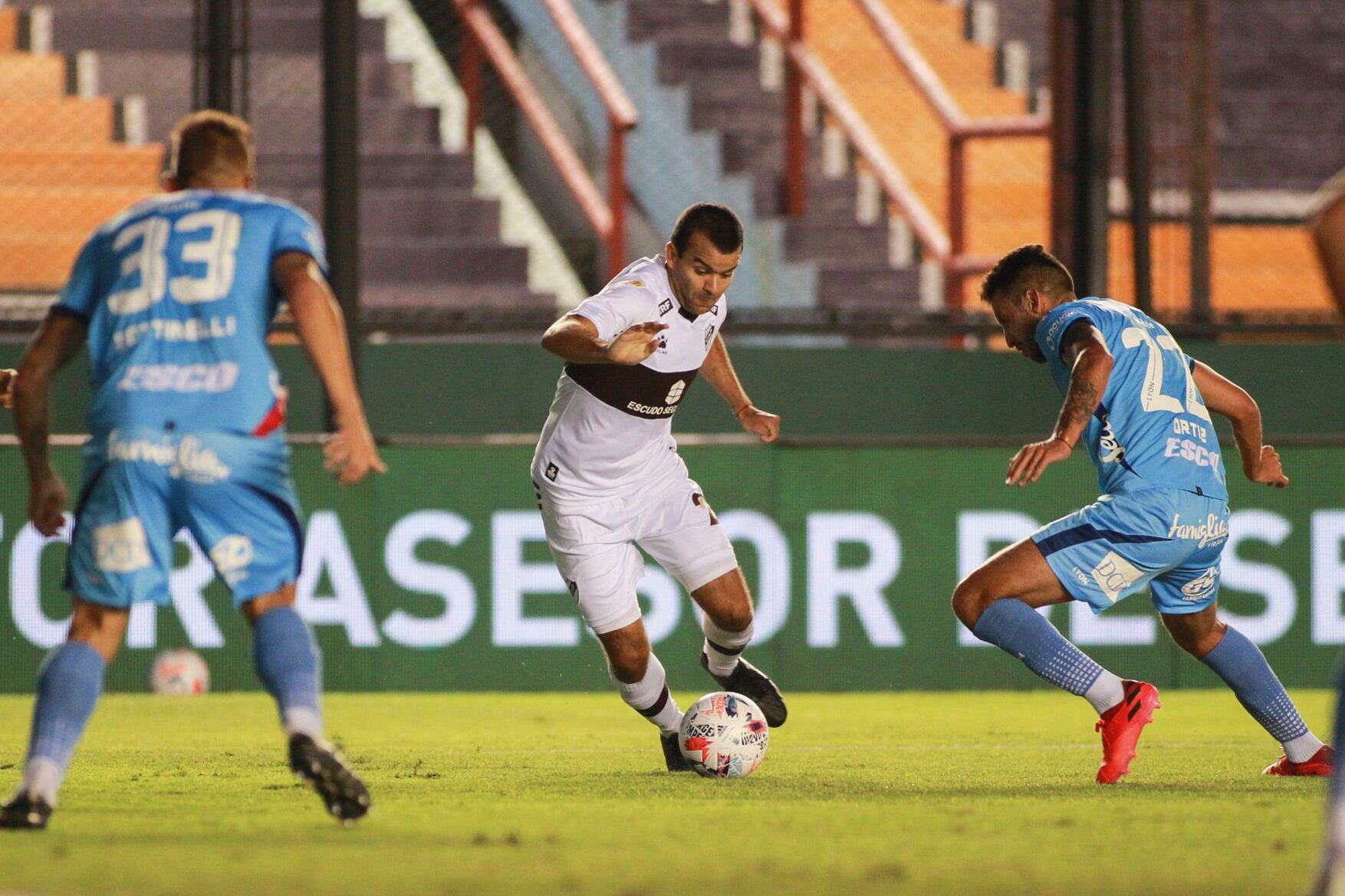 Curuchet avanza ante la marca del Marciano Ortíz. Lo espera Bottinelli.