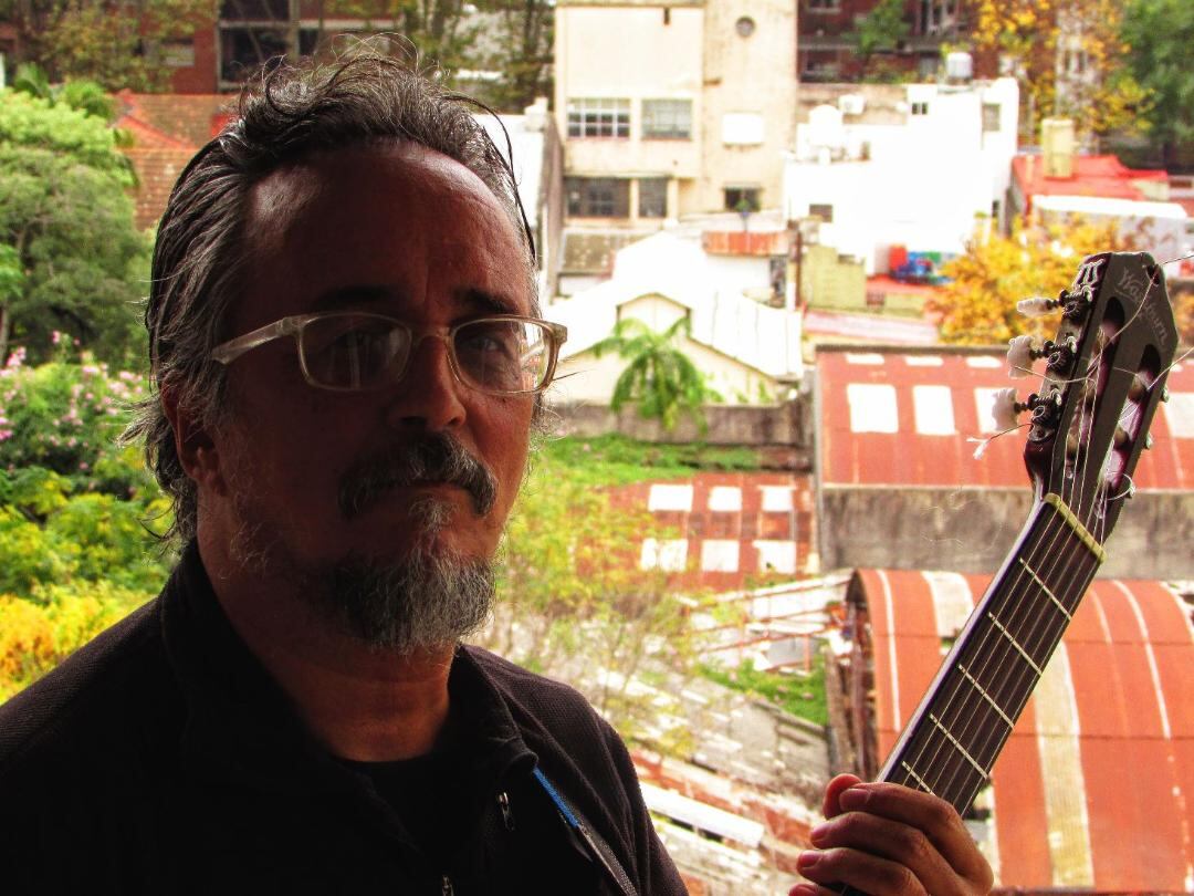 Serna, compositor, cantor y guitarrista.