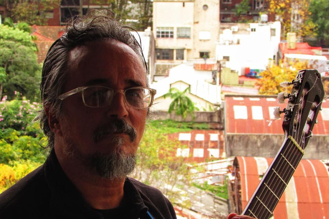 Serna, compositor, cantor y guitarrista.