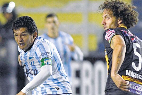 Rodríguez remata ante Martelli.