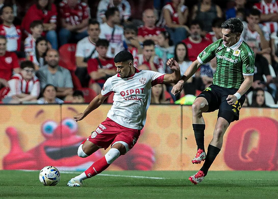 El jugador de Unión está por rechazar la pelota