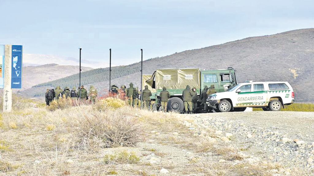 El Unimog, el día de la represión y una fila de gendarmes que se despliegan para ocultar lo que suben a la camioneta.