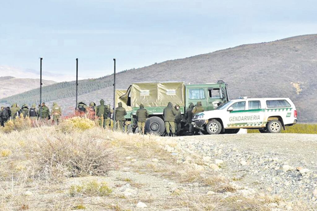 El Unimog, el día de la represión y una fila de gendarmes que se despliegan para ocultar lo que suben a la camioneta.