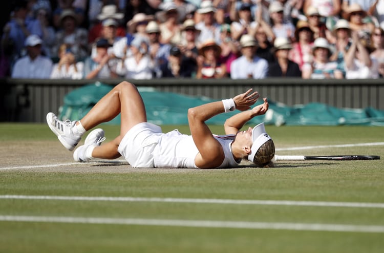 Final del partido: Kerber festeja su título sobre el cesped de Wimbledon.