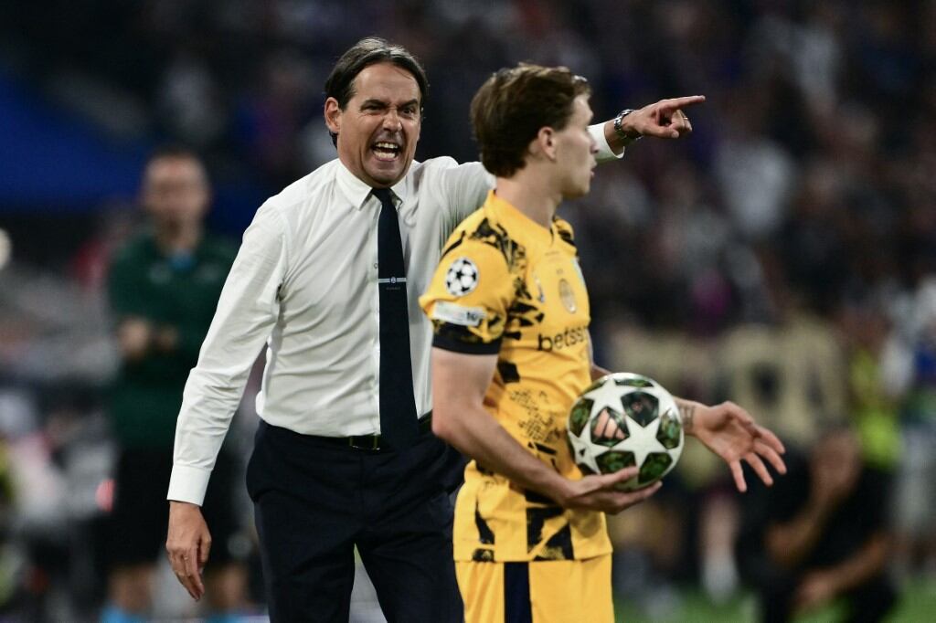 Simone Inzaghi, demasiado efusivo con Nicolo Barella en el 0-5 ante PSG.