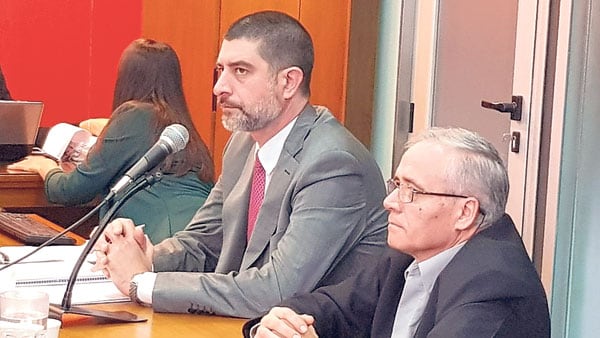Ilarraz (der.) y su defensor durante la lectura de los alegatos en el juicio por abuso de menores.